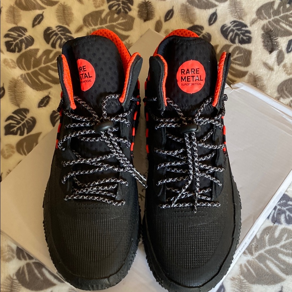 Men's Black and Red Sneakers “Brandblack”